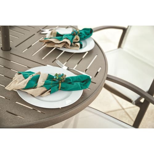 Mesa Redonda de Comedor de Aluminio, 42 in, 28 in Alt., Blanco